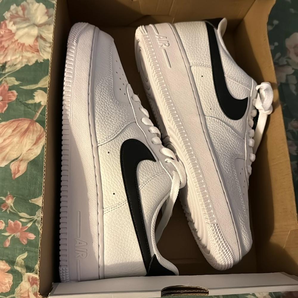 Men’s Nike Air Force 1 ‘07 size 9 black and white